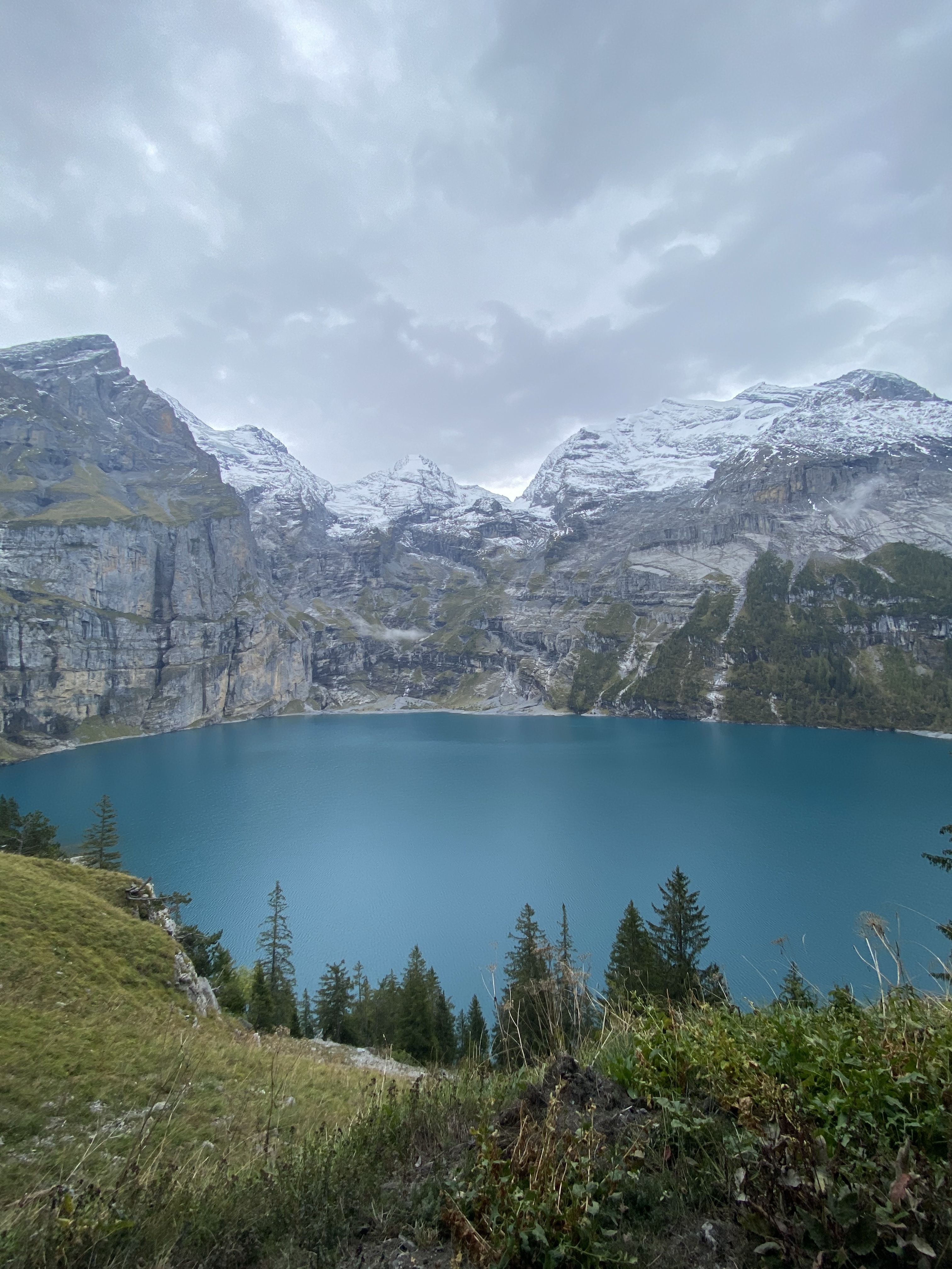 Lago Oeschinensee · con nieve