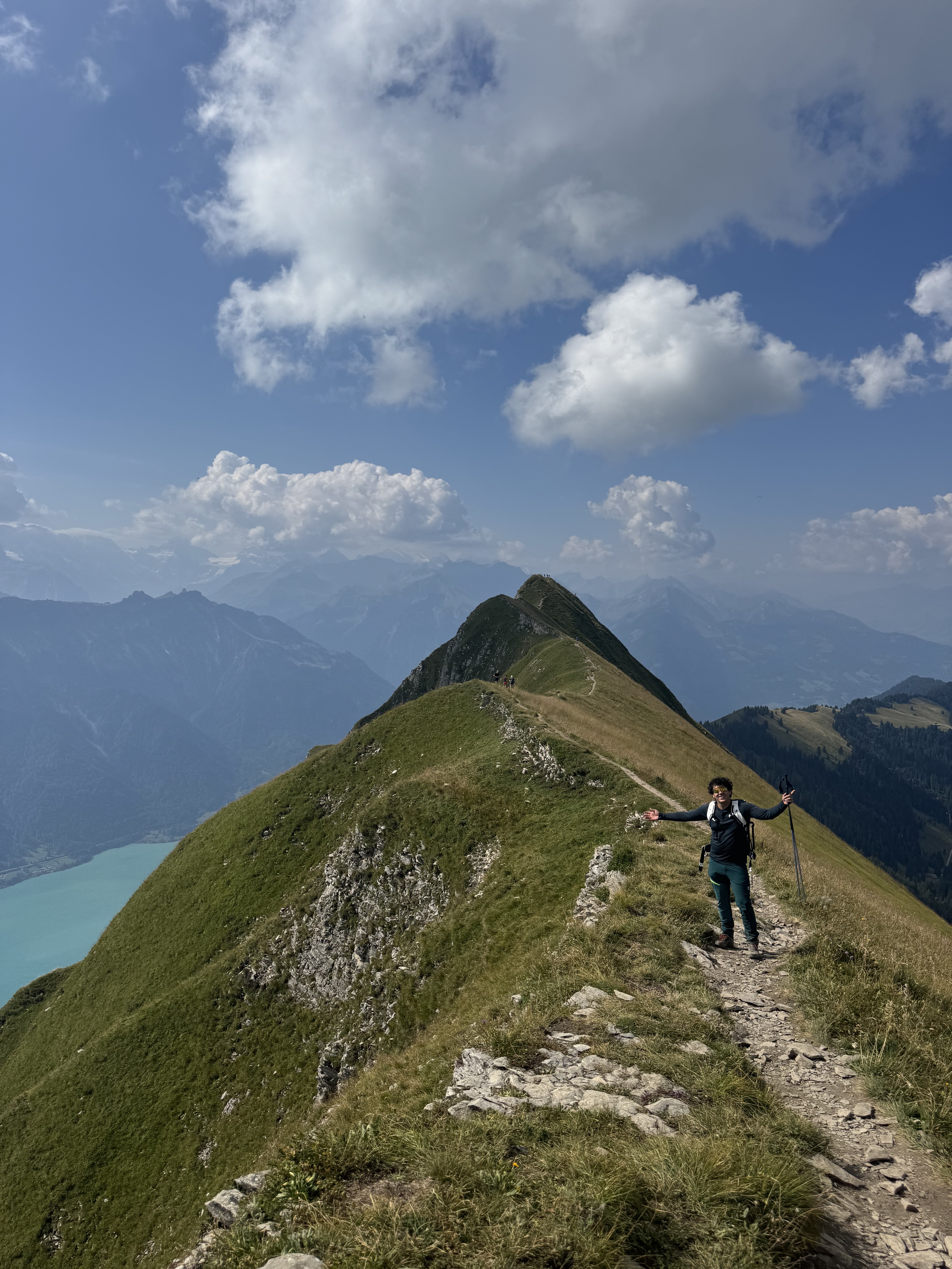 Santiago en la cresta del Augstmatthorn · Brienzersee al fondo