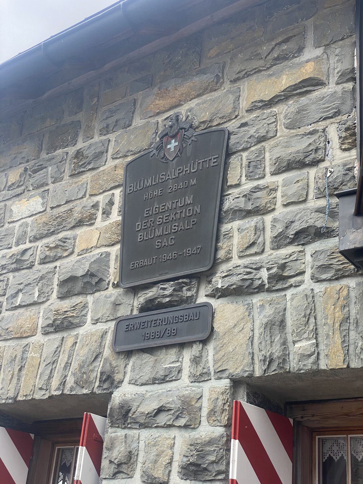 Plaque on the façade of the Blümlisalphütte: height 2840 m, property of the SAC Blümlisalp section, built 1946-1947, extension 1988/89